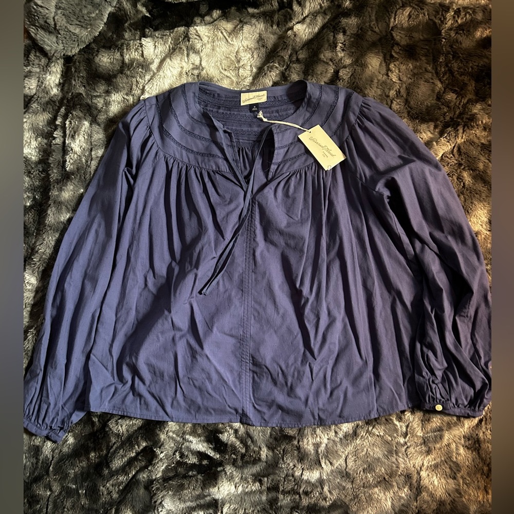 Universal thread blue tunic top